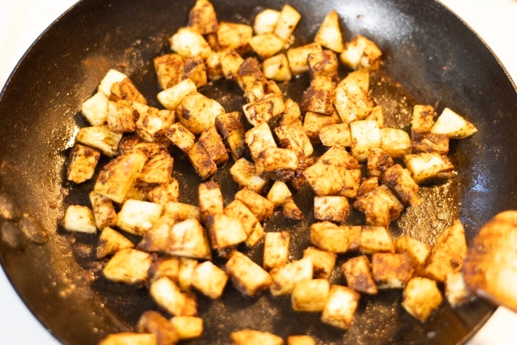 cooked apples with cinnamon and nutmeg